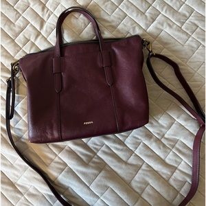 A authentic fossil Burgandine tote with zipper. Only used three times.